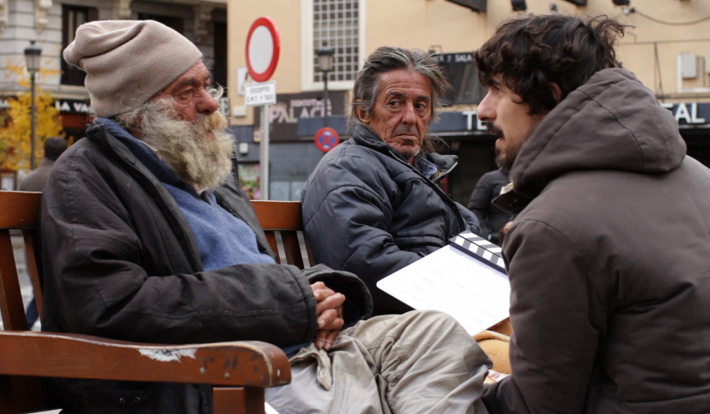 Años y años viviendo en la calle hicieron a Mariano (izquierda) y Javier «compañeros leales». En la foto con Ekain Irigoien en el rodaje en la plaza de Ópera, su casa durante 15 años