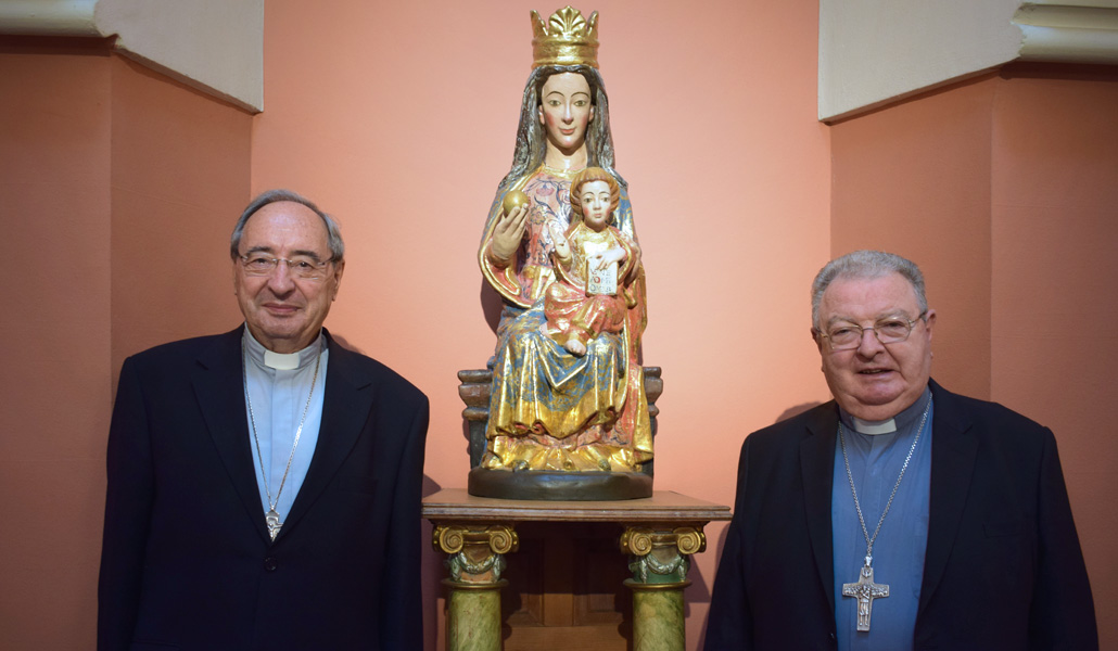 Dos obispos al lado. Don Javier (izquierda) y don Manuel (derecha), junto a la imagen de Nuestra Señora de Lebanza, especialmente querida por los sacerdotes mayores, porque procede del antiguo seminario menor