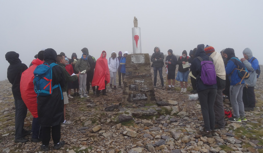 Las inclemencias meteorológicas son habituales en la cima del Moncayo, por lo que los jóvenes rezan una oración ante la Virgen y emprenden el descenso
