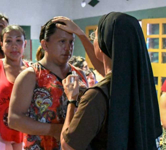 'Acariciar las heridas'. Según el Papa, eso es lo que hace Mónica con estas mujeres rescatadas de la calle