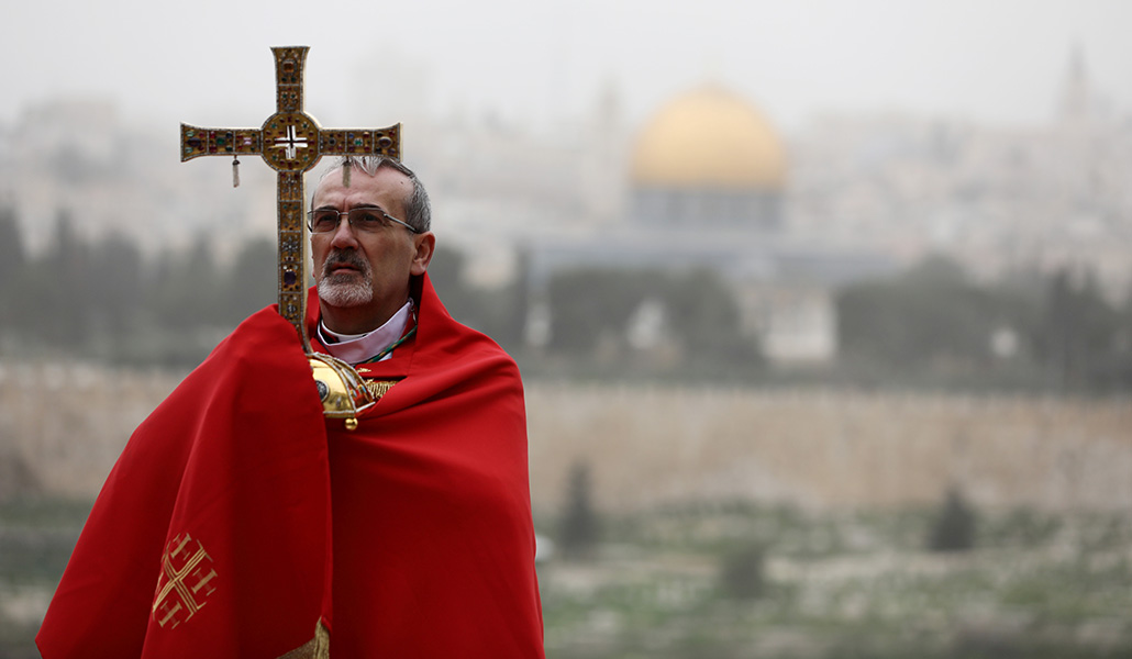El cardenal Pierbattista Pizzaballa a las afueras de Jerusalén