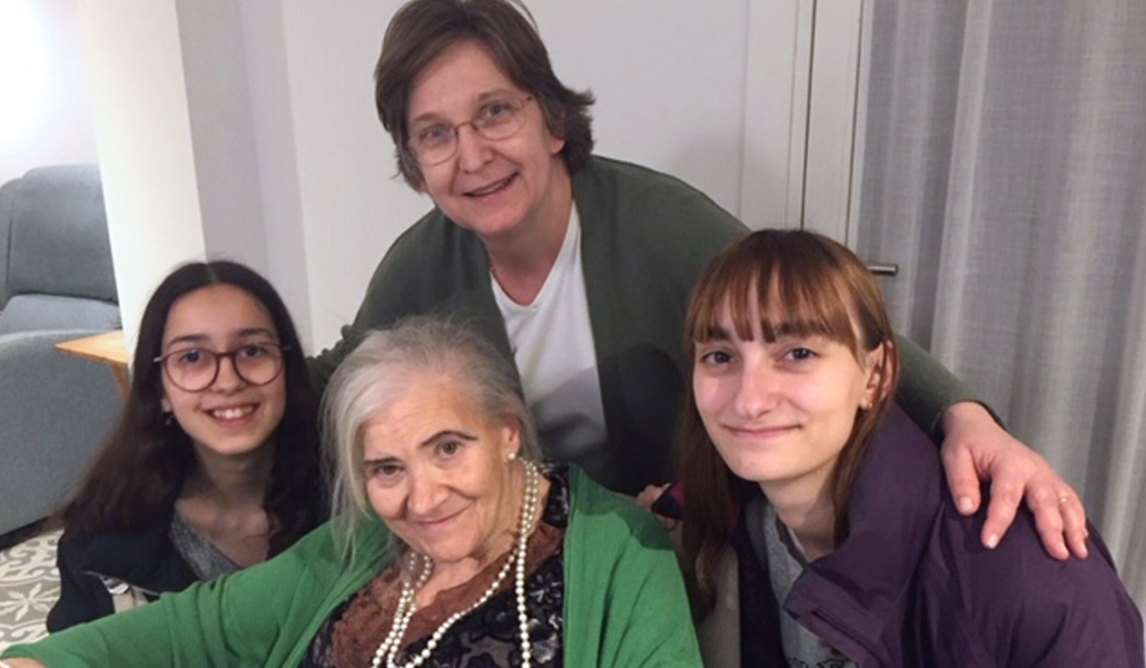 Esta antigua vecina del Raval ha encontrado compañía. «Con un amigo la edad no cuenta», dice Rosa (arriba, con gafas)