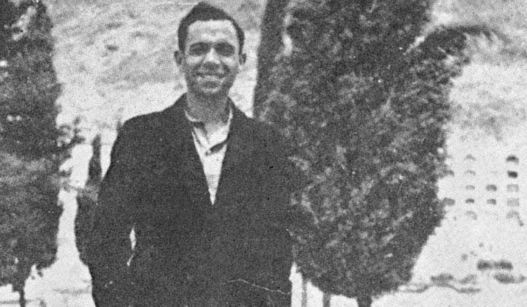 Hijo de un cabrero, solo realizó estudios elementales. Aquí, durante un paseo por el campo en su tierra oriolana en 1923