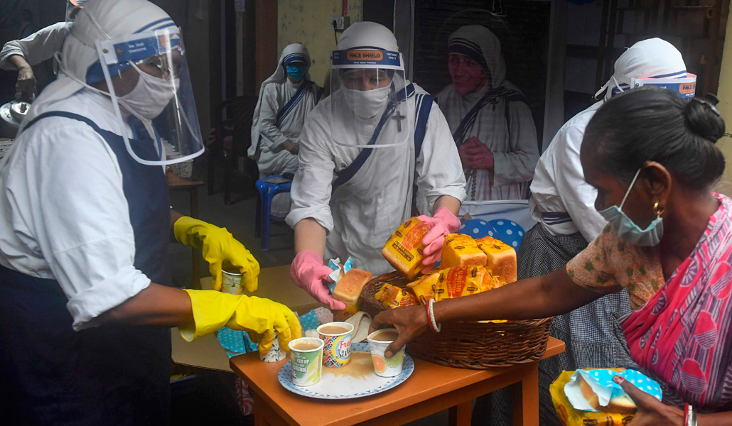 Las misioneras de la Caridad reparten comida entre los más necesitados de Calcuta (India) durante la pandemia