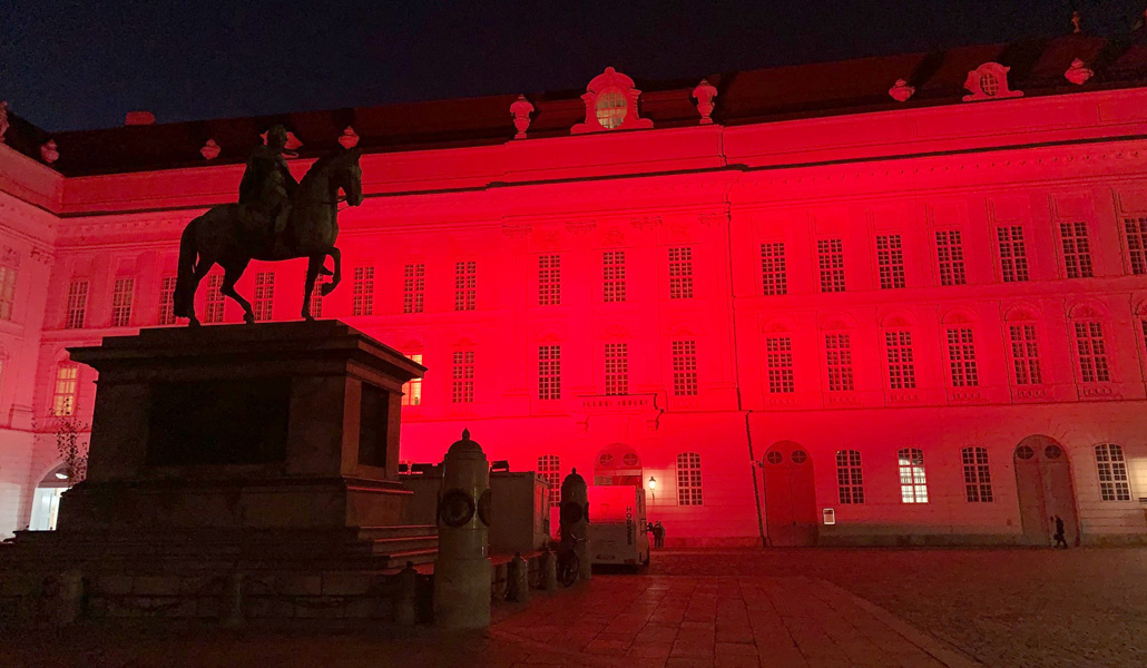 El Parlamento de Austria, junto con otros monumentos como el Cristo Redentor de Río de Janeiro y las catedrales de Montreal y Toronto (Canadá) se han iluminado en la Semana Roja