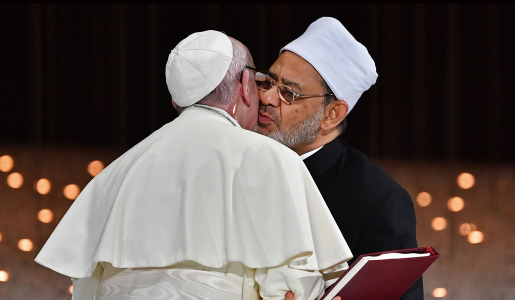 Francisco y el gran imán de Al-Azhar, durante la firma del Documento sobre la fraternidad humana