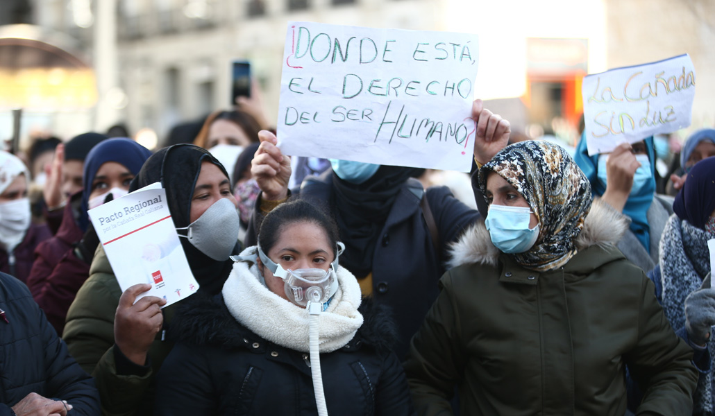 Vecinos de la Cañada Real protestando ante la falta de luz