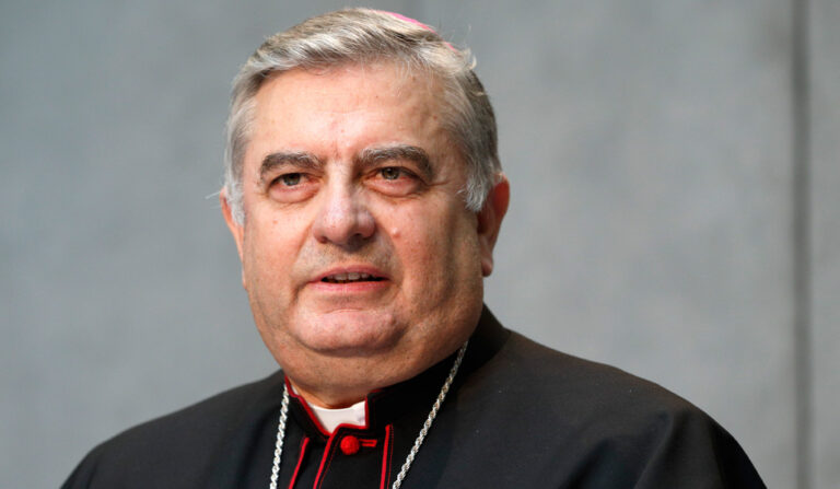 El arzobispo José Rodríguez Carballo, durante una rueda de prensa, en el Vaticano en 2016