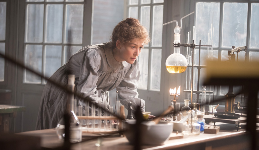 La actriz Rosamund Pike muestra la compleja psicología de madame Curie