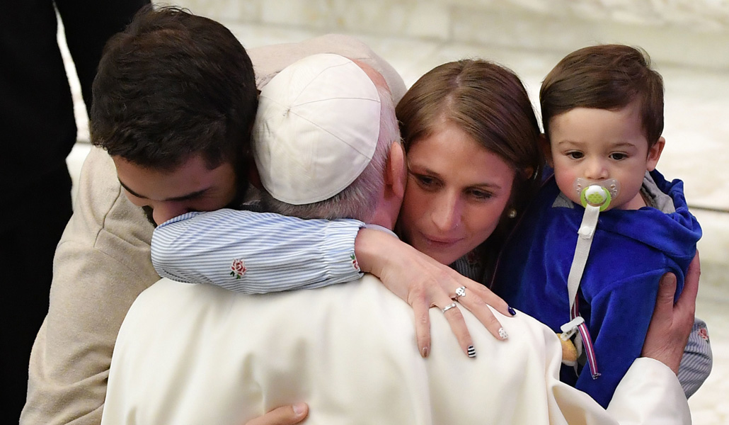 El Papa Francisco abraza a una familia durante la audiencia general del 8 de enero de 2020