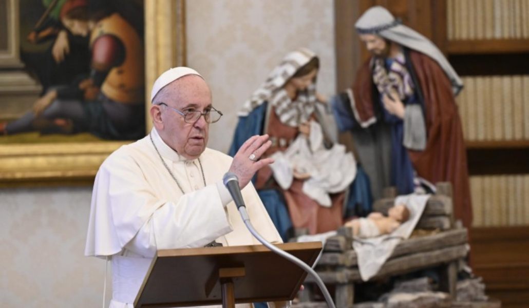 El Papa impartiendo la bendición
