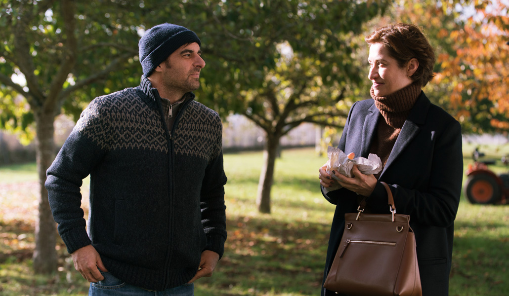 El chófer Guillaume (Grégory Montel), junto a su excéntrica jefa, la señorita Walberg (Emmanuelle Devos)
