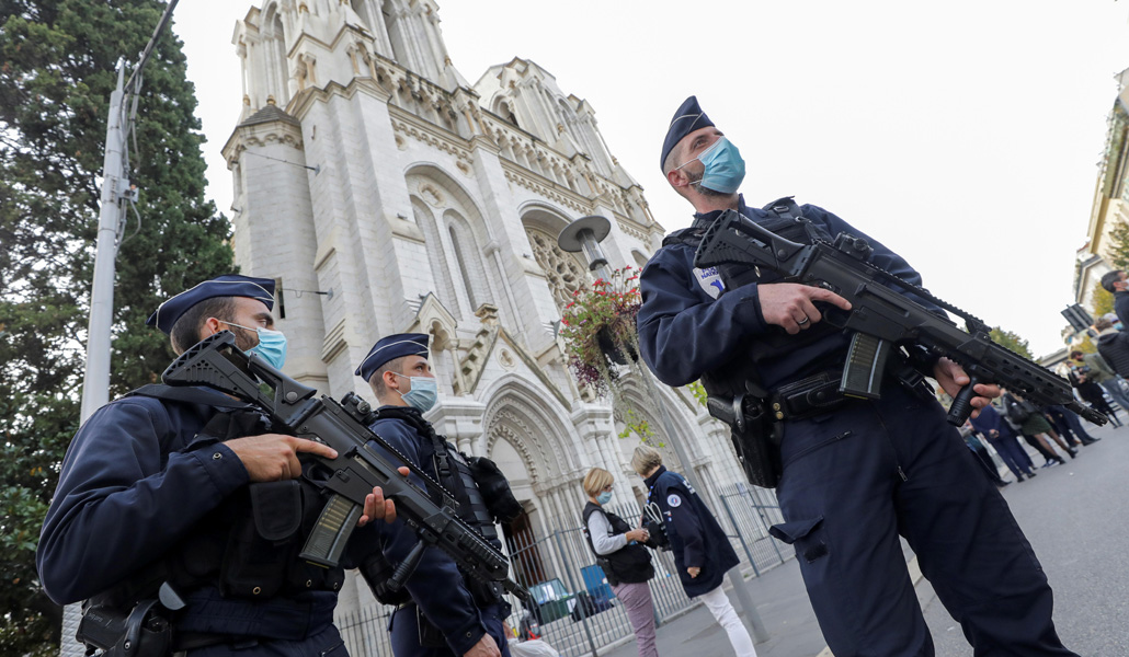 Policías entorno a la basílica de Notre Dame, de Niza