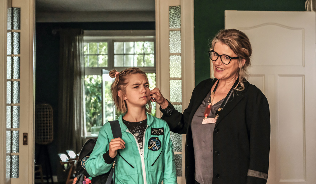 Rocca (Luna Maxenier) se queda a cargo de su abuela y comienza a ir al colegio