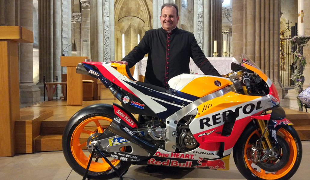 Francisco Suárez junto a la moto de Marc Márquez