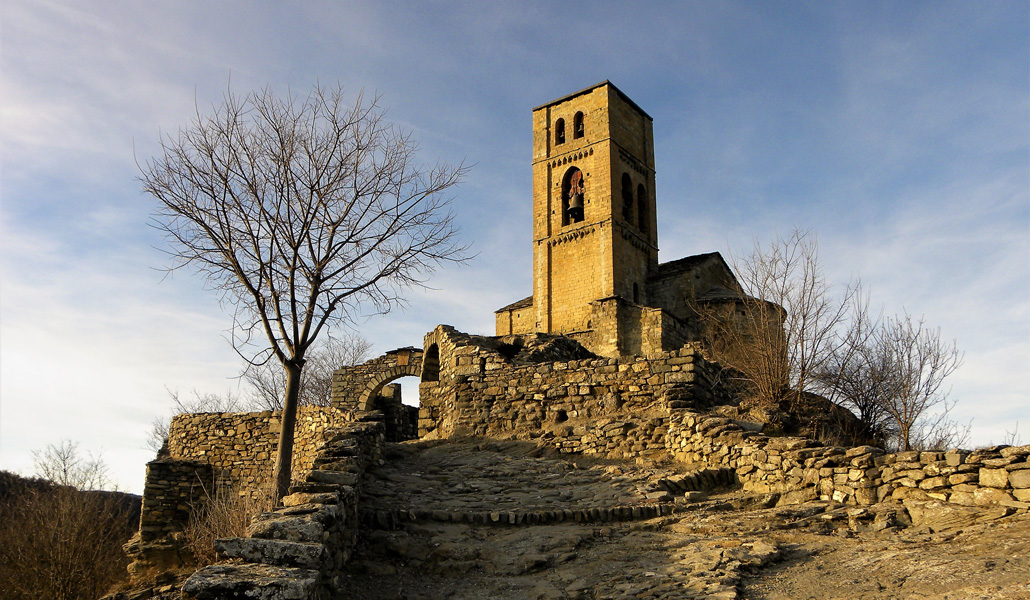 En lo más alto del cerro situado entre los dos barrancos de Montañana se alza la iglesia de Nuestra Señora de Baldós