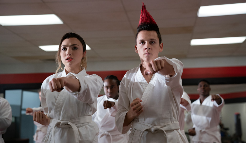 Tory (Peyton List) y Eli (Jacob Bertrand), durante una clase de kárate, en la serie 'Cobra Kai'