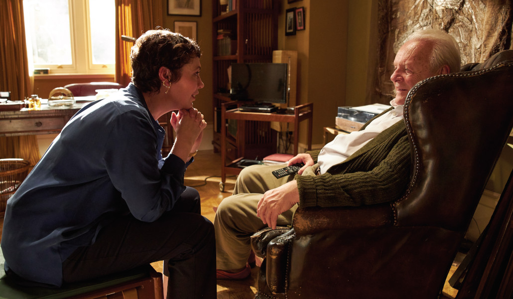 Anne (Olivia Colman) junto a su padre Anthony (Anthony Hopkins), anciano y con demencia senil