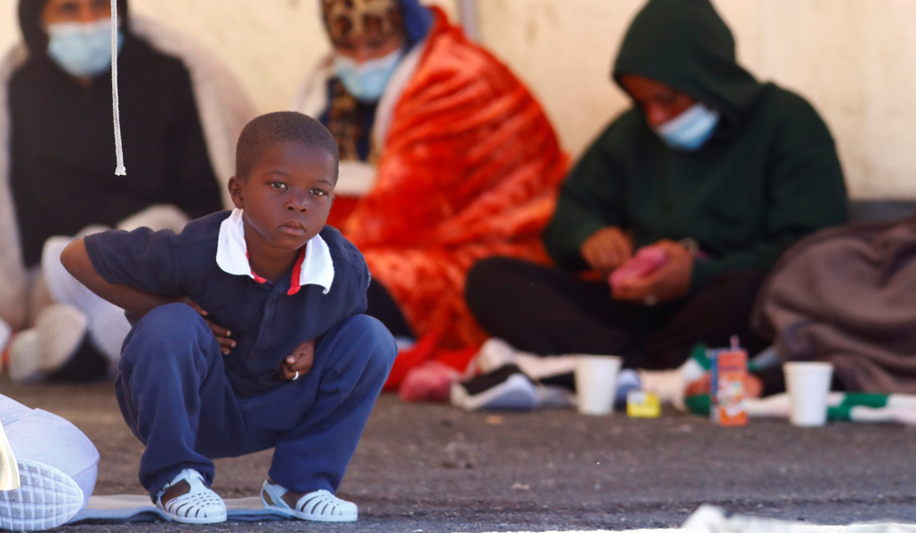 Un niño tras llegar a Canarias en patera el pasado fin de semana