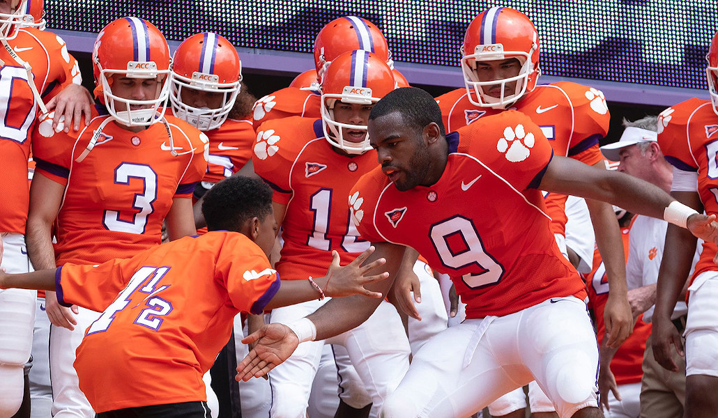 Ray-Ray McElrathbey juega con su equipo de fútbol americano en la Universidad de Clemson