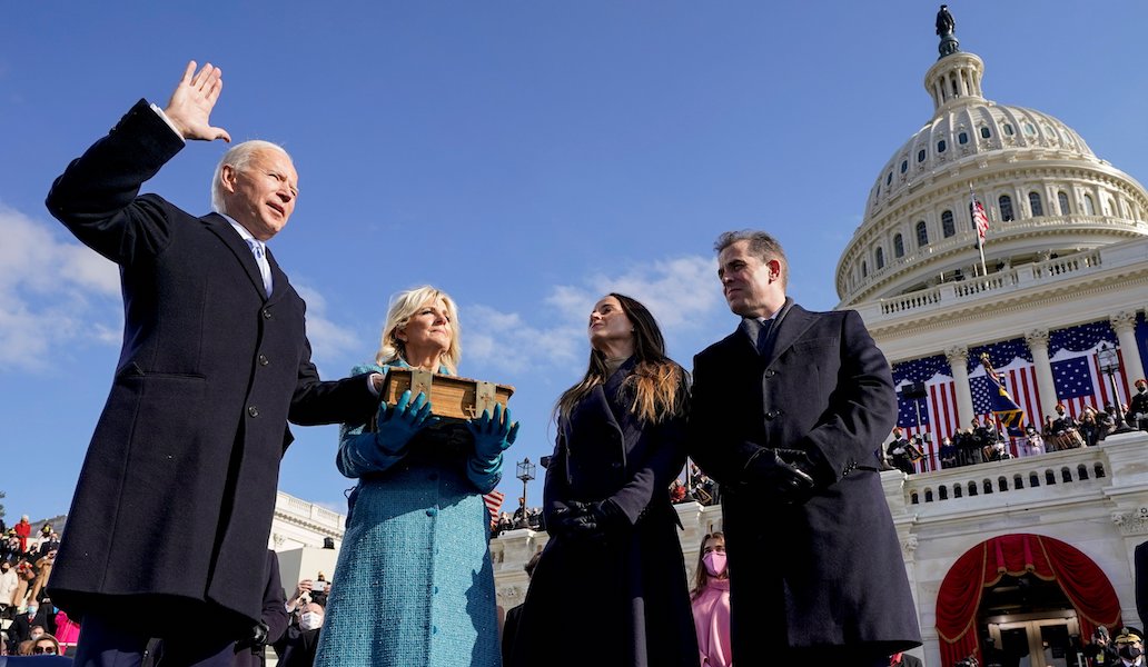 Joe Biden jura su cargo de presidente sobre la Biblia de su familia