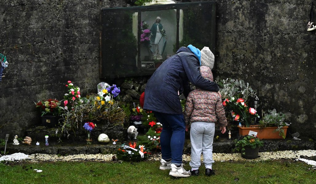 Una mujer y su hija, en Tuam, en el lugar donde fueron encontrados 800 niños de un hogar católico para madres solteras con hijos