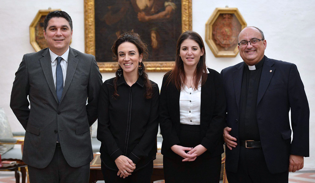 Andrew Azzopardi, a la izquierda, junto a los miembros del grupo de trabajo, en el Vaticano, durante un encuentro con el Papa Francisco