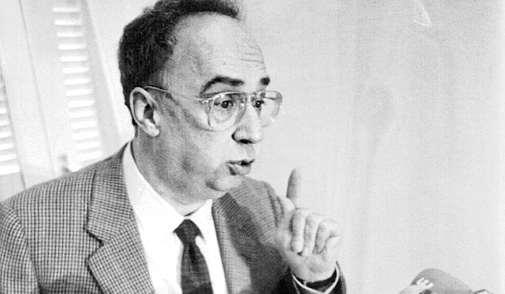 Fernando Múgica, en abril de 1991, hablando con los medios de comunicación