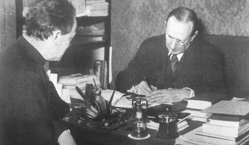 El jesuita Giuseppe Gianfranceschi, primer director de Radio Vaticano, con Guillermo Marconi