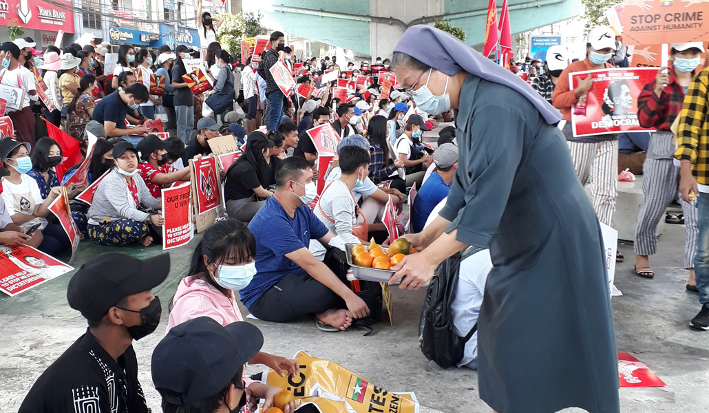 Las religiosas no suelen sumarse a las manifestaciones, «pero cada día ofrecemos a la gente comida y bebidas» como apoyo