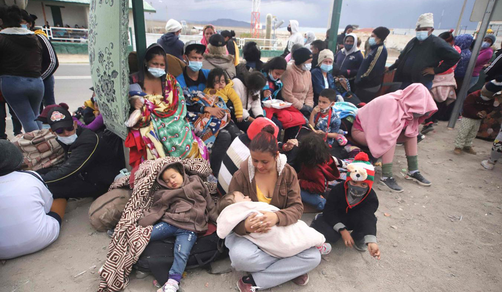 Migrantes venezolanos tras cruzar la frontera entre Bolivia y Chile