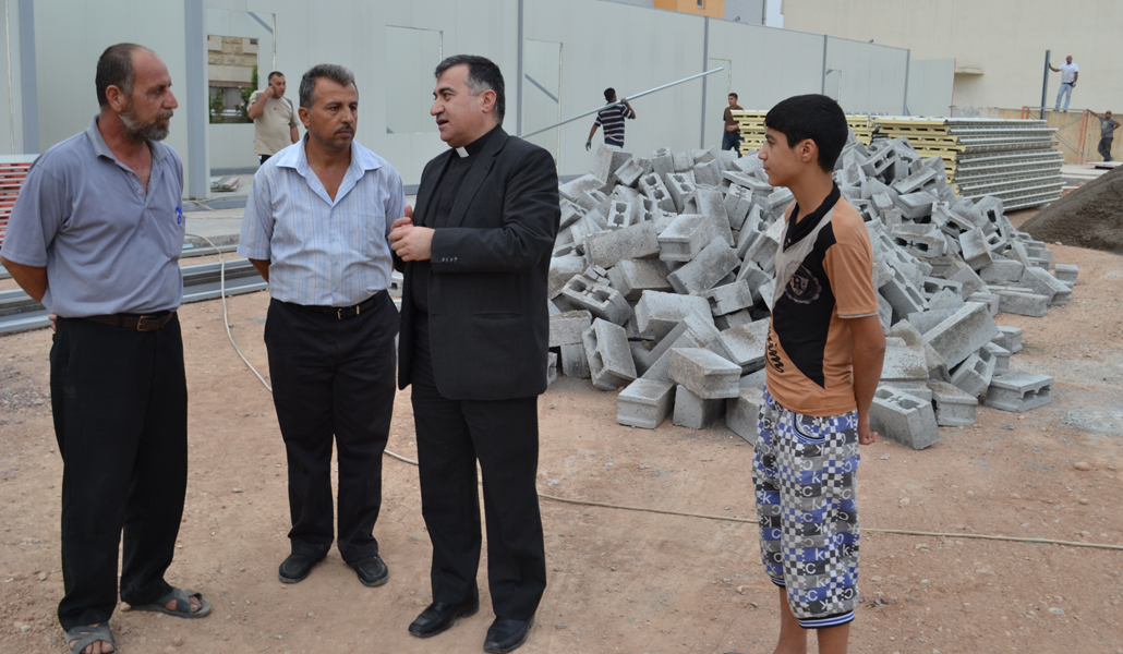 Warda visita las obras de construcción de un colegio para desplazados en 2014