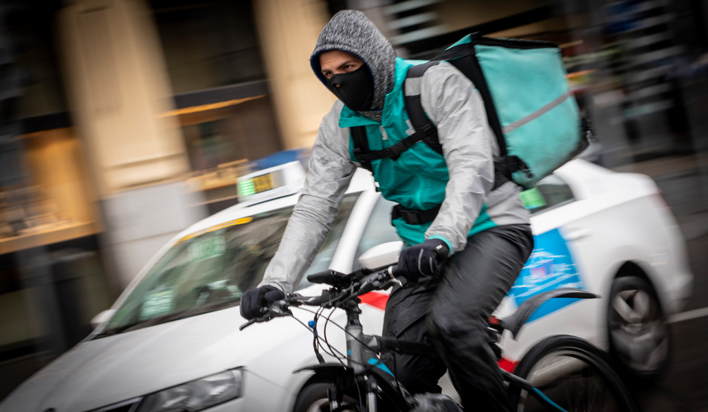«Ir a toda velocidad para poder sacar un sueldo digno a fin de mes es causa directa de accidentes», denuncian los 'riders'