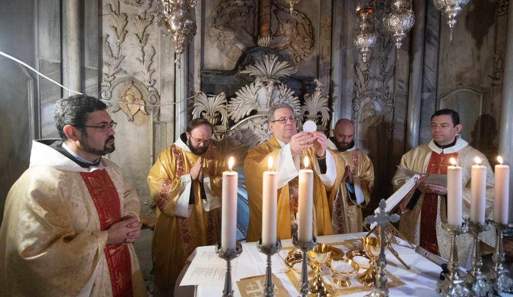 Patton celebrando la Misa por los comisarios y benefactores en el Santo Sepulcro