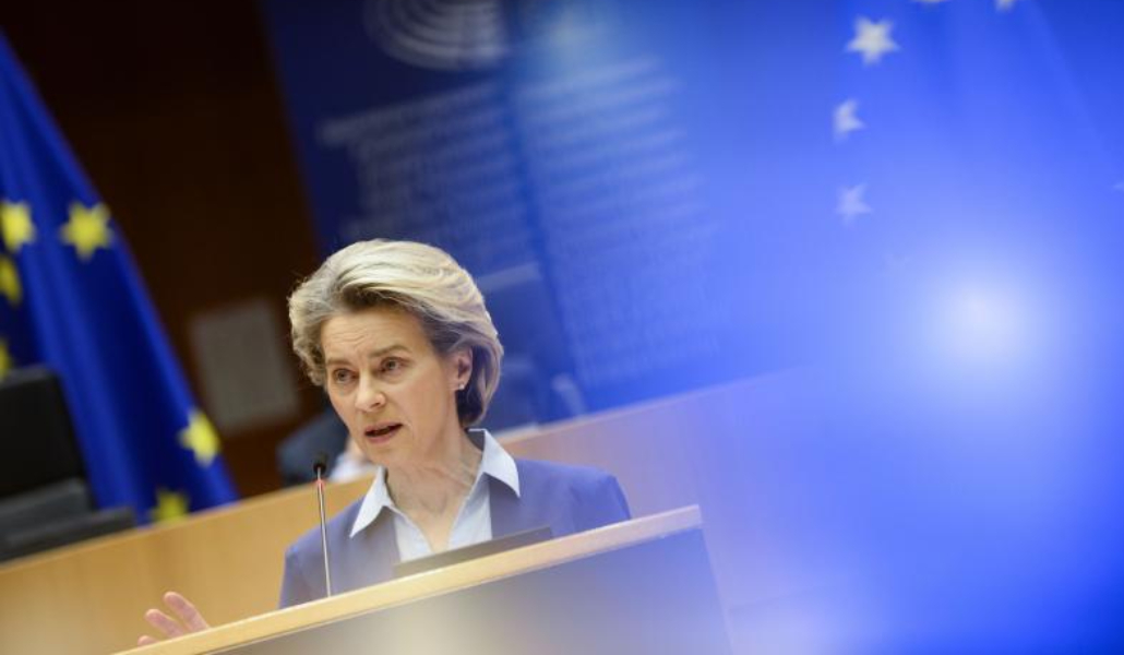 La presidenta de la Comisión Europea, Ursula Von Der Leyen, explicando la estrategia de vacunas de la UE