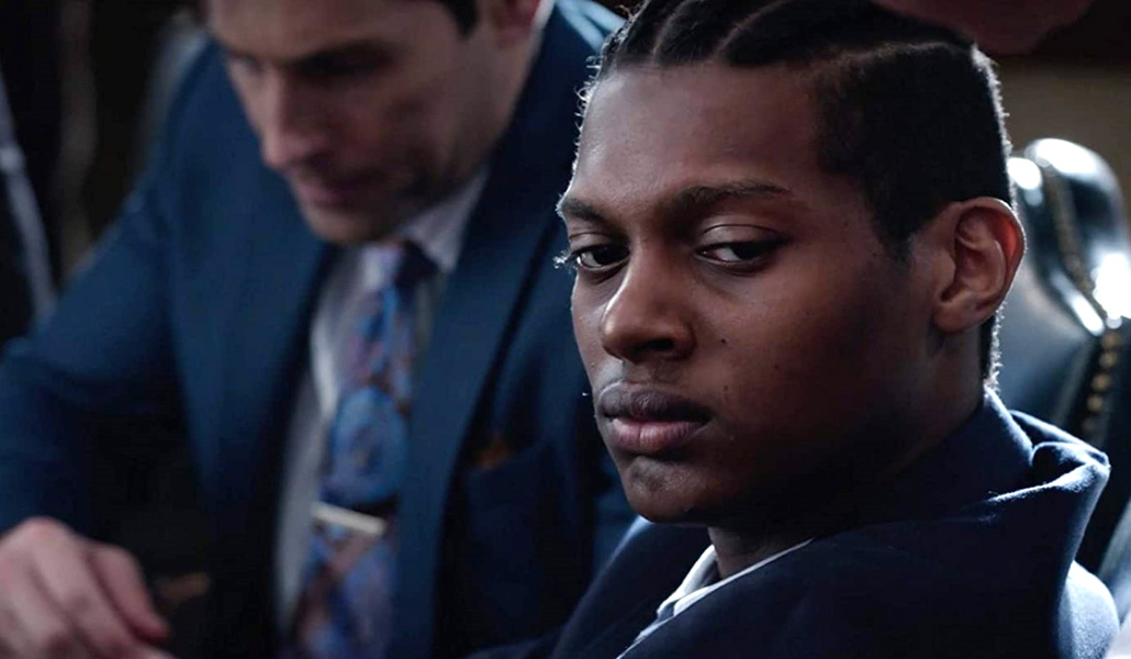 Jamal (Shane McGhie) en un momento del juicio