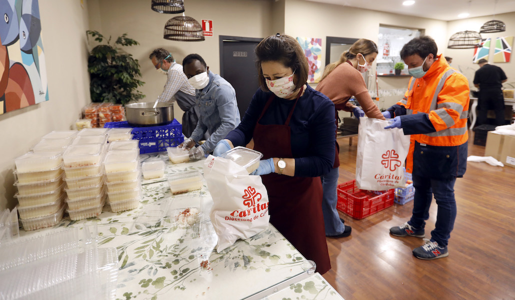 Voluntarios de Cáritas Diocesana de Córdoba preparan alimentos para entregar a personas vulnerables