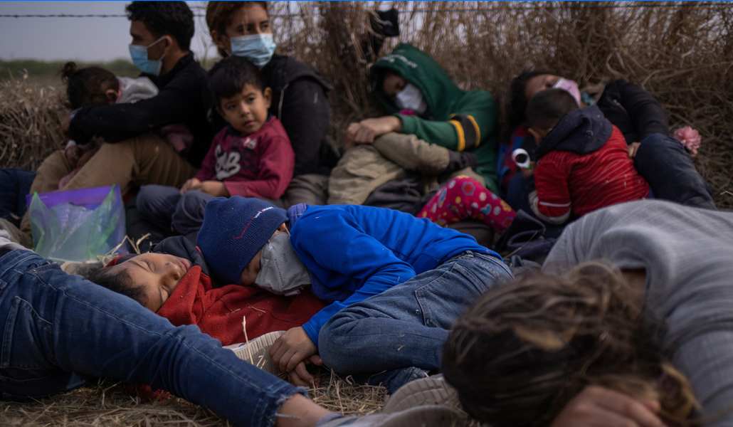 Familias inmigrantes descansan después de cruzar Río Grande