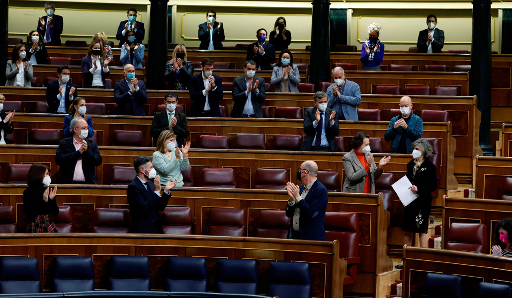 La bancada socialista del Congreso de los Diputados aplaude a la diputada María Luisa Carcedo, encargada de defender la ley de eutanasia