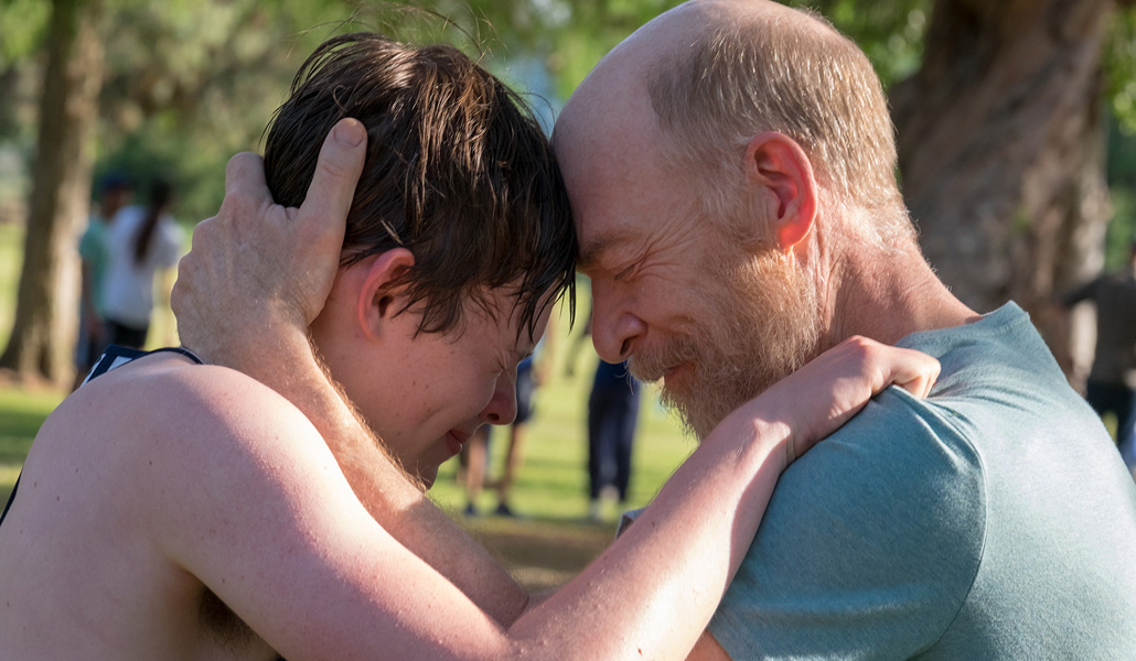 Bill (J. K. Simmons) abraza a su hijo Wes (Josh Wiggins) en un fotograma de la película