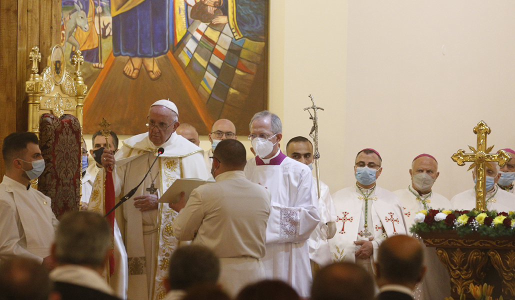 El Papa Francisco celebra misa en la catedral católica caldea de San José en Bagdad el 6 de marzo de 2021