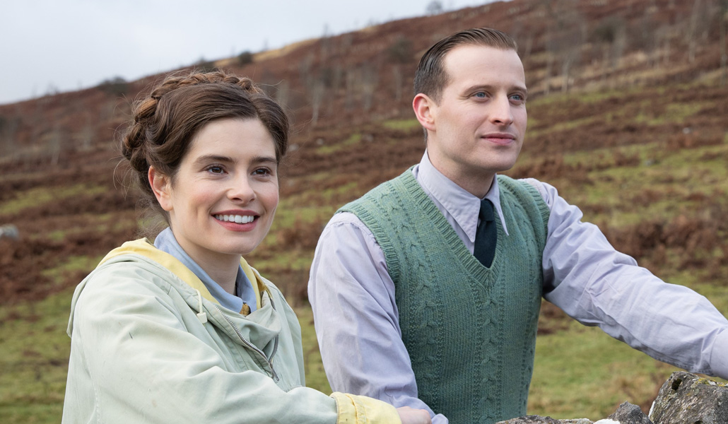 Helen Alderson (Rachel Shenton) y James Herriott (Nicholas Ralph) son dos de los protagonistas de la serie