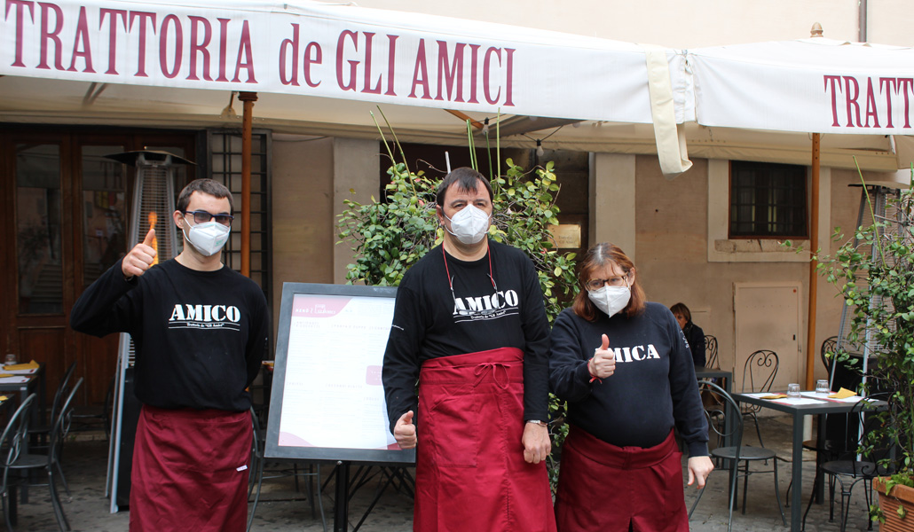 Diego Proetti, Maurizio Valentini y Gina Feo en el exterior de la Trattoria degli amici, en el barrio del Trastévere de Roma (Italia)