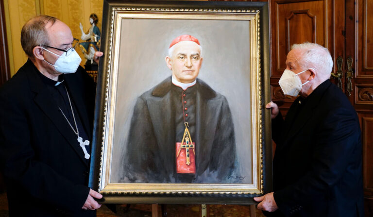 El cardenal Cañizares y el arzobispo de Toledo en el acto de entrega del cuadro