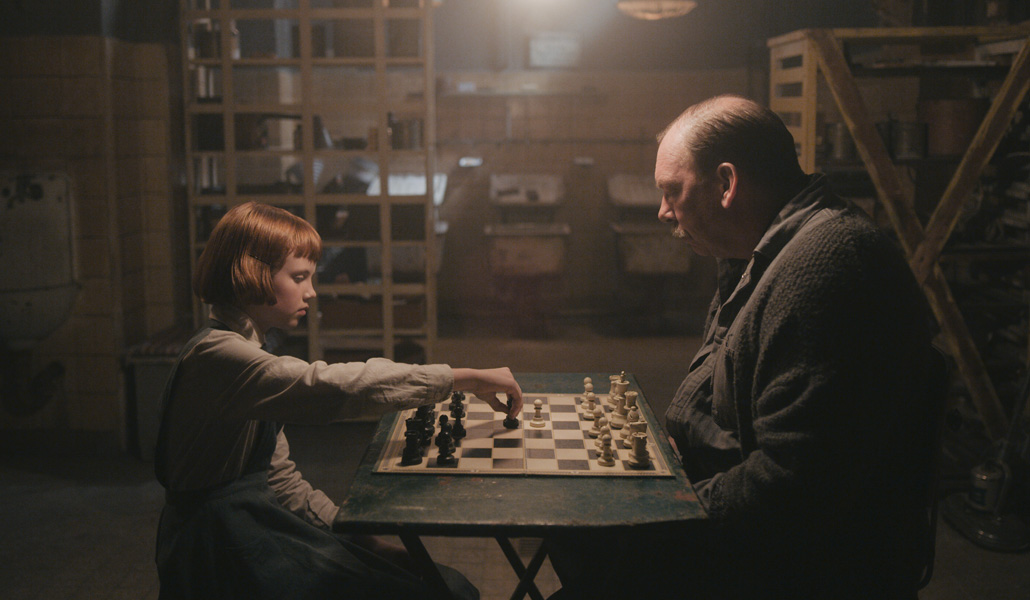 Bisla Johnsoton en el papel de Beth, la protagonista, y Bill Camp como Mr. Shaibel