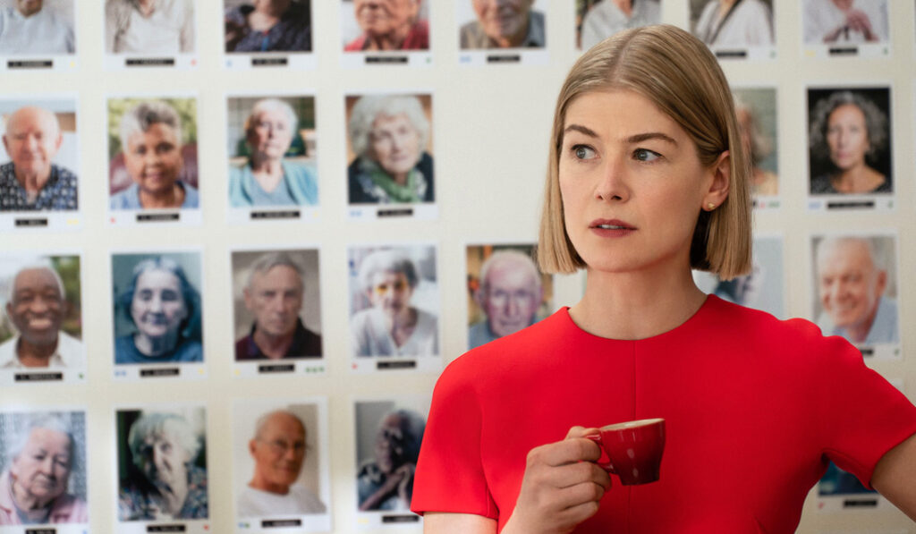 Marla (Rosamund Pike) es una mujer sin escrúpulos