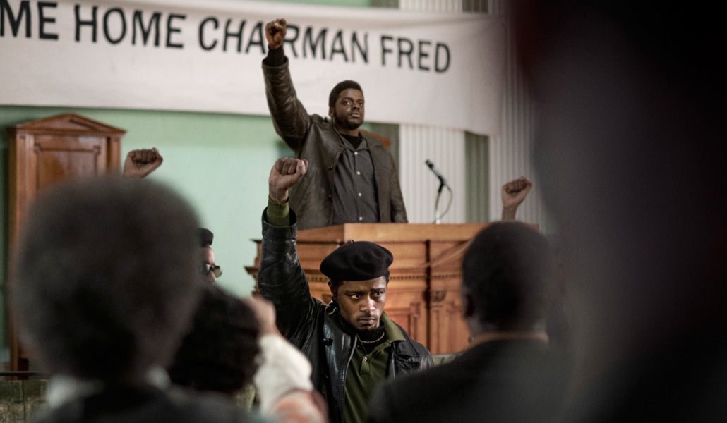 Los actores Daniel Kaluuya (en el estrado) y LaKeith Stanfield en un fotograma de la película