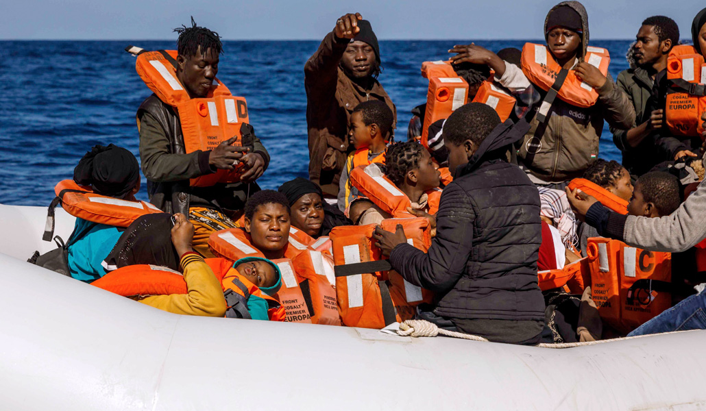 Migrantes esperan a ser rescatados por miembros de la ONG española Maydayterraneo frente a las costas de Libia