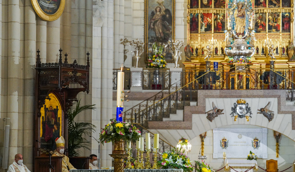 El cardenal Osoro presidió en la catedral de la Almudena la Vigilia Pascual