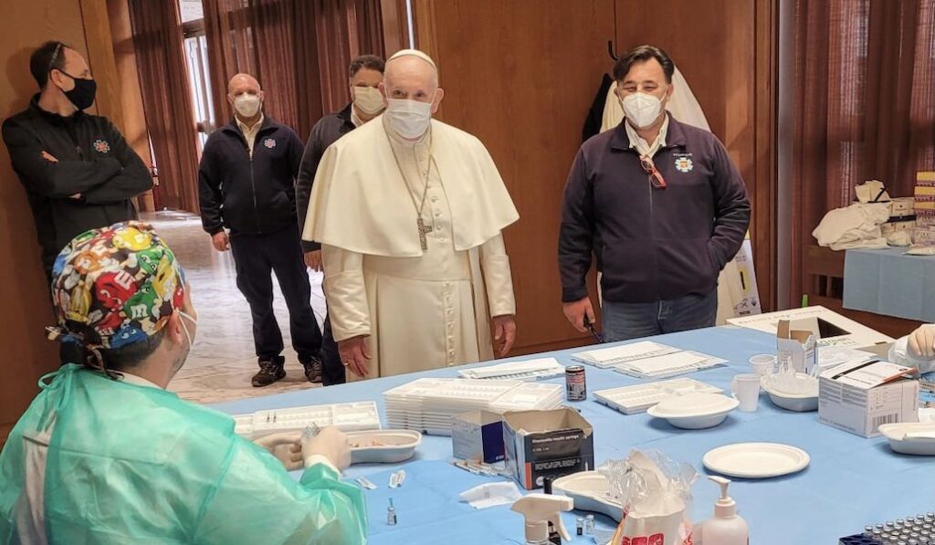 El Papa Francisco visita una clínica de vacunación COVID-19 en el salón Pablo VI del Vaticano el 2 de abril de 2021